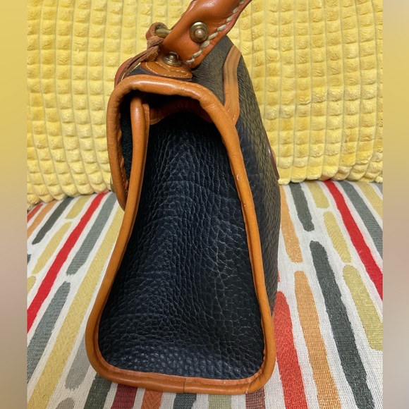 🚨SALE Vintage Dooney & Bourke Black/Tan Small Carpet/Handle Bag. PRICE FINAL - Picture 5 of 15